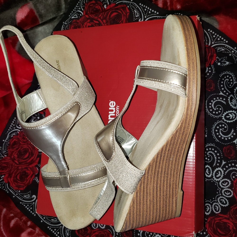 Avenue sandals wedge sz 10 wide